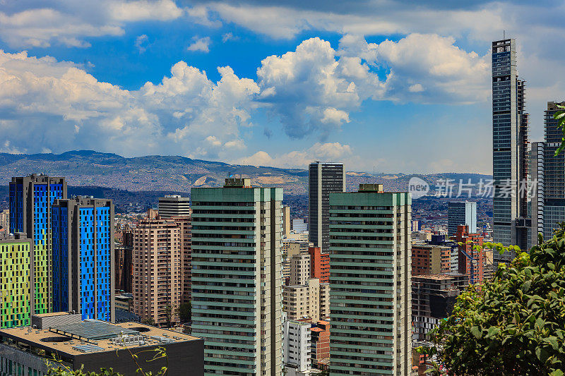 哥伦比亚波哥大——位于安第斯山脉上的南美首都市区的BD Bacatá和现代建筑的高角度视图